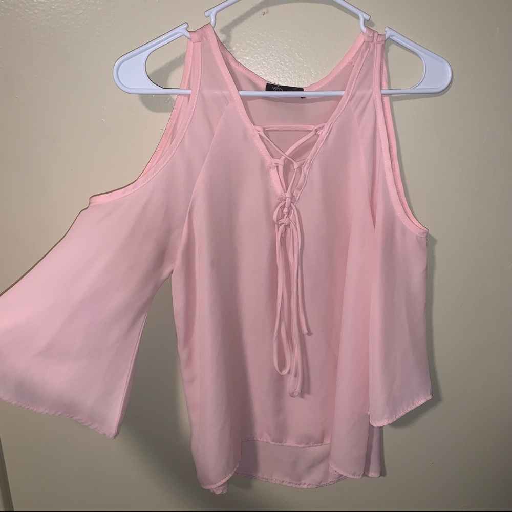 Super cute light pink top!